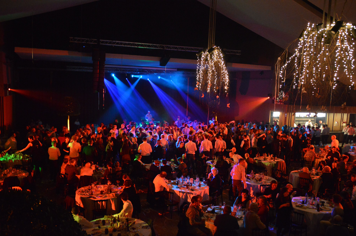 Groot feest met dansvloer en lichtshow
