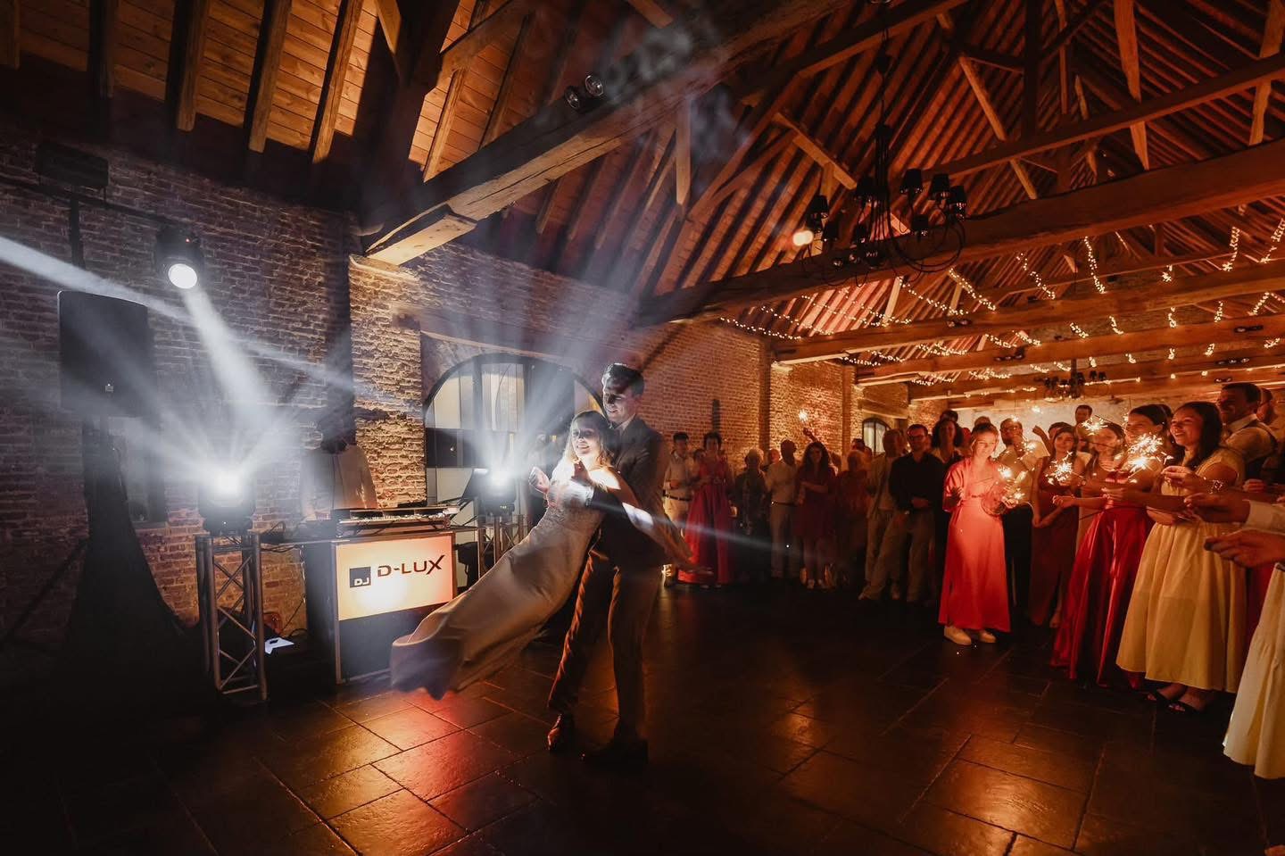 Openingsdans in schuur met spotlights