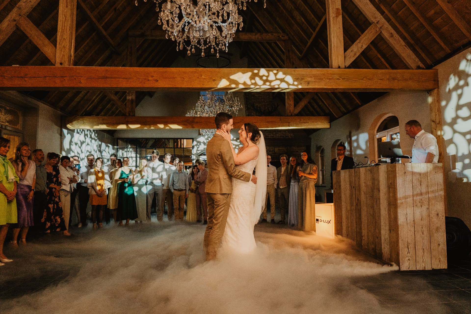 Romantische openingsdans in schuur met mist en sfeerverlichting