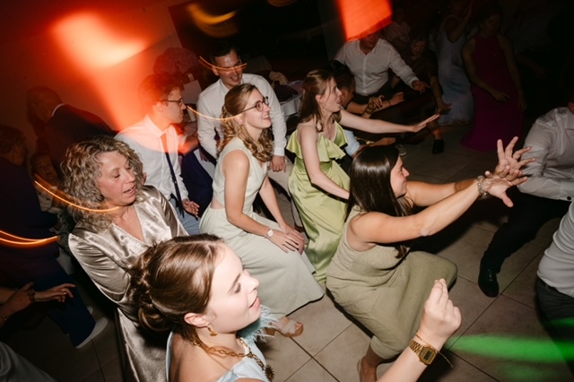 Vriendinnen dansen samen op de dansvloer