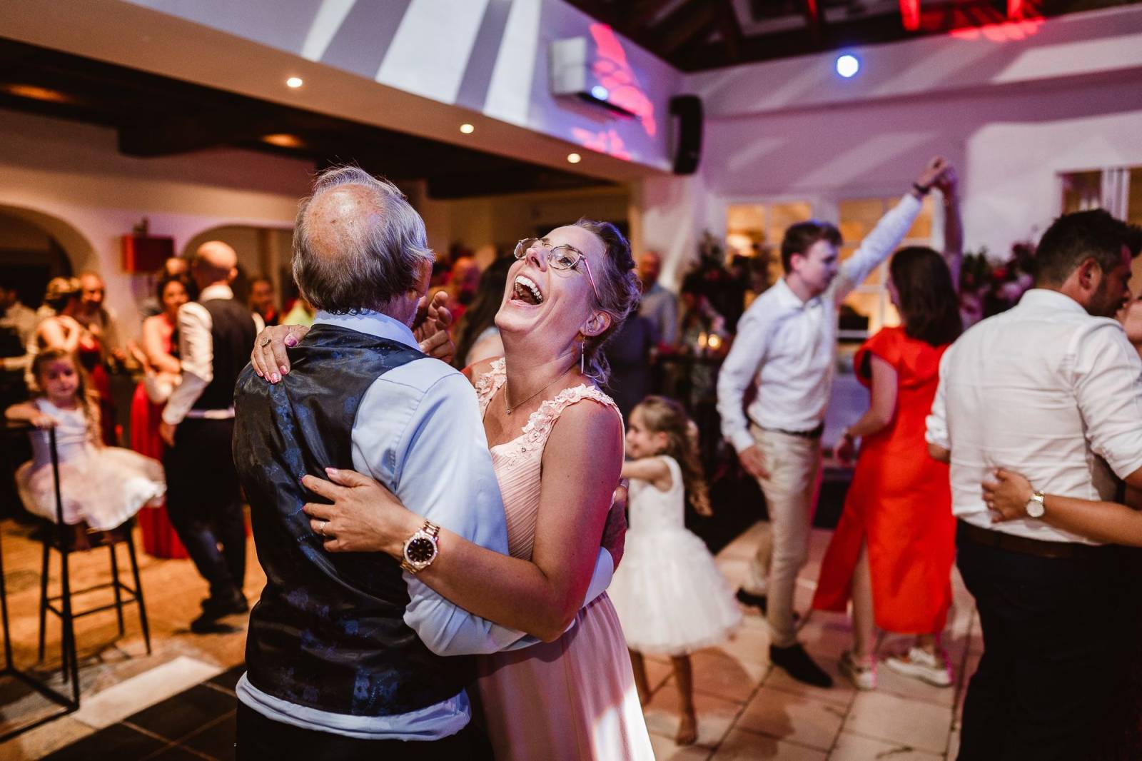 Lachende gast danst met opa