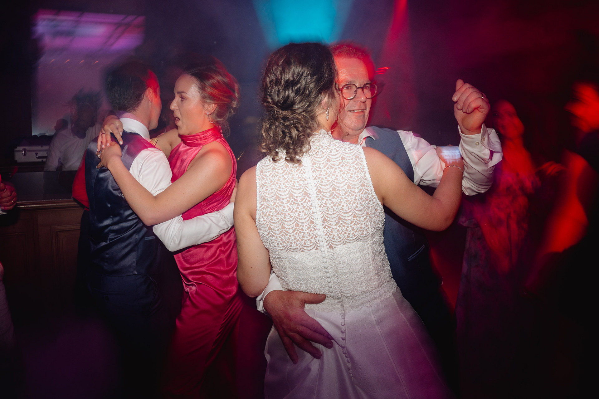 Bruidspaar danst innig tussen gasten