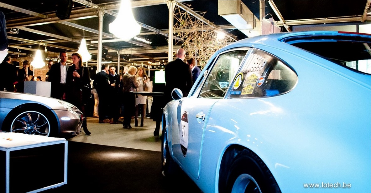 Bedrijfsevent tussen klassieke wagens