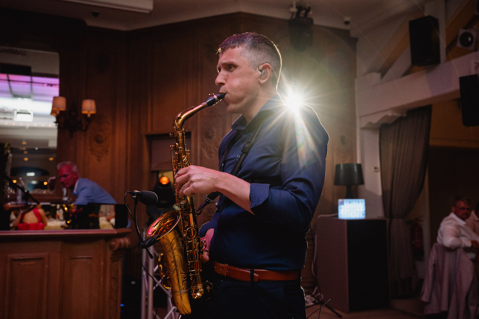 Saxofonist speelt live tijdens feest