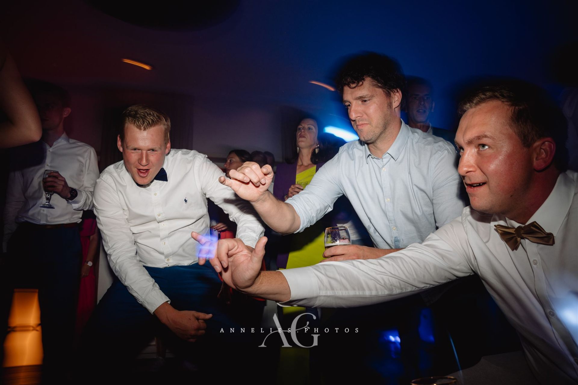 Gasten high five op de dansvloer