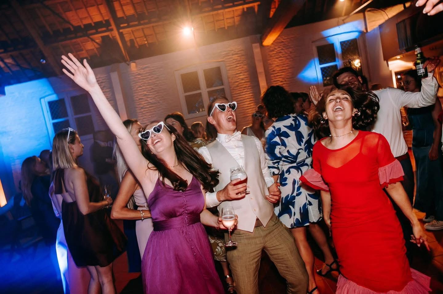 Uitbundige gasten met hartjesbril dansen
