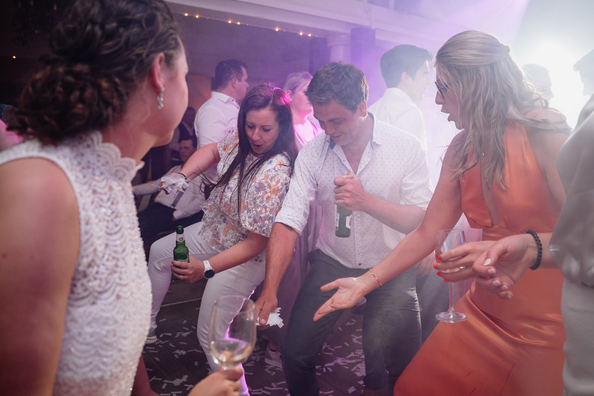 Gasten dansen tussen confetti