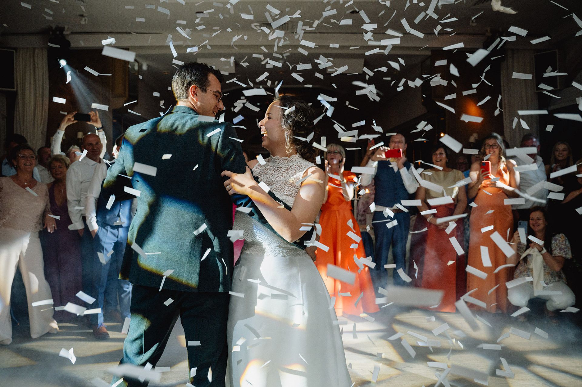 Bruidspaar danst onder confettiregen